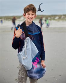 Juttende jongen op strand