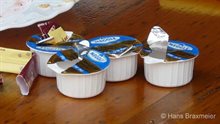 Plastic melkcupjes voor koffie (c) Hans Braxmeier